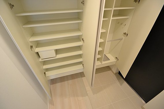 プラネソシエ神戸元町の玄関