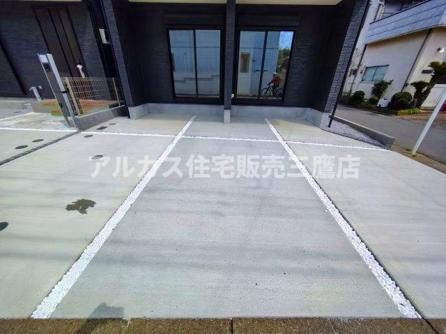 【内覧動画公開中！】調布市深大寺北町３丁目 中央線 三鷹駅 新築戸建の駐車場