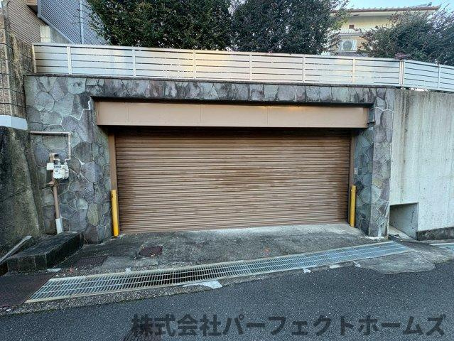 枚方市杉１丁目　中古戸建の駐車場|駐車場に車を止められます