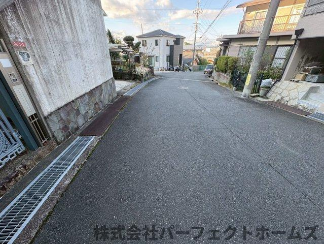 枚方市杉１丁目　中古戸建の前面道路含む現地写真|前面道路含む現地写真です