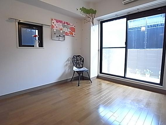 ローテローゼ本山の居間・リビング