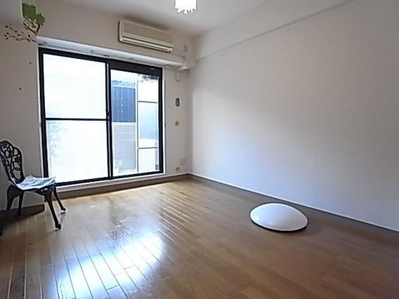 ローテローゼ本山の居間・リビング