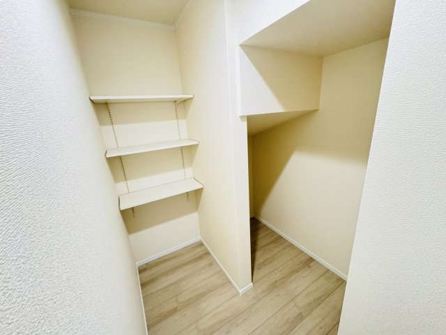 松戸市新松戸南２丁目新築戸建【馬橋北小学校：3分】の収納|キッチン横・パントリースペース