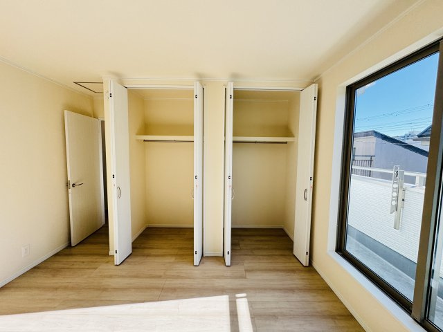 松戸市新松戸南２丁目新築戸建【馬橋北小学校：3分】の収納|7.5帖寝室収納・クローゼット２つでたっぷり収納♪