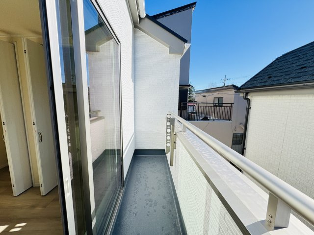 松戸市新松戸南２丁目新築戸建【馬橋北小学校：3分】のバルコニー|寝室前南向きバルコニー・日当たり良好♪