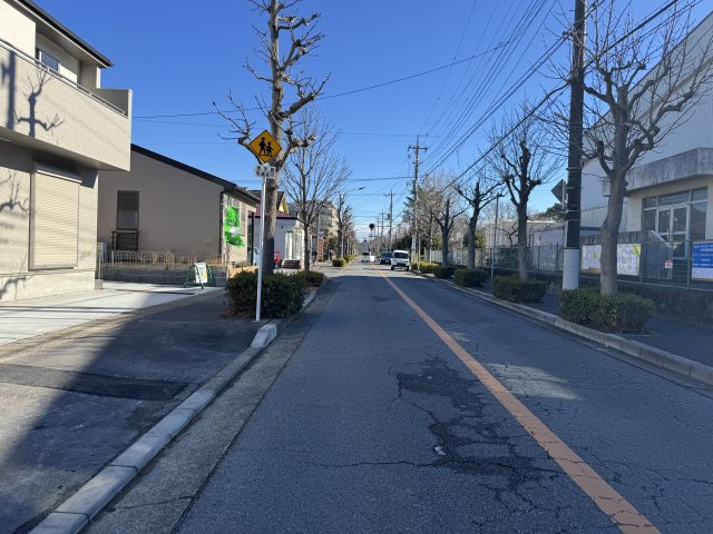 松戸市新松戸南２丁目新築戸建【馬橋北小学校：3分】の前面道路含む現地写真|南側前面道路・幅員約11ｍ