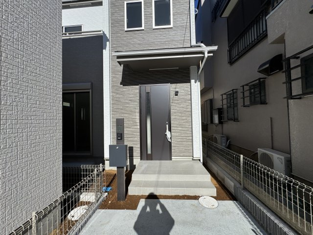 松戸市新松戸南２丁目新築戸建【馬橋北小学校：3分】のエントランス|エントランス・玄関ポーチ