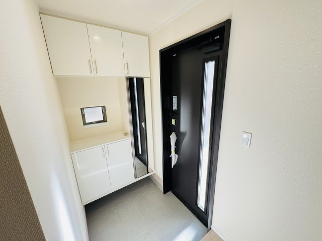 松戸市新松戸南２丁目新築戸建【馬橋北小学校：3分】の玄関|玄関ホール・ミラー付きシューズボックス