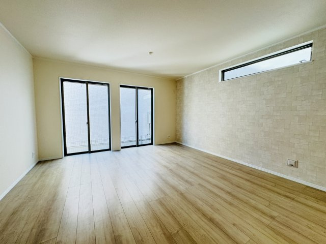 松戸市新松戸南２丁目新築戸建【馬橋北小学校：3分】の居間・リビング|20.25帖リビングダイニングキッチン・アクセントクロス