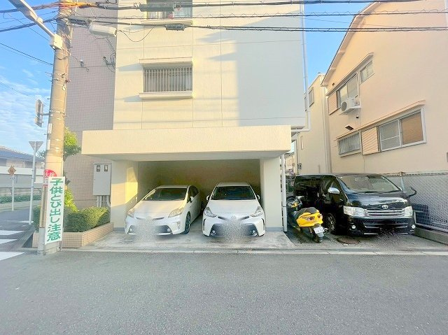 ファミール上田の駐車場