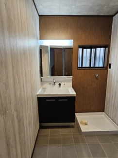 【独立洗面台】 | 角地のリフォームされたお家 | 三面鏡シャワー付き洗面台です