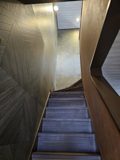 【内装】 | 角地のリフォームされたお家 | 階段です