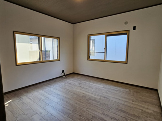 【寝室】 | 角地のリフォームされたお家 | 8帖の洋室。2階は2重サッシになっていますよ