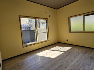 【洋室】 | 角地のリフォームされたお家 | こちらのお部屋はバルコニーがあります