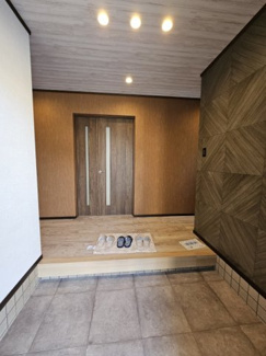 【玄関】 | 角地のリフォームされたお家 | おしゃれな雰囲気の玄関。ゆったりとした広さがあります