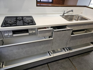 【キッチン】 | 角地のリフォームされたお家 | 3口ガスコンロと食洗器付き！引き出し式なので奥のものも出し入れがしやすくなります