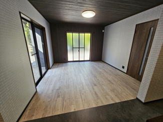 【居間・リビング】 | 角地のリフォームされたお家 | 大き目の窓が2面あるリビングです