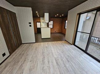 【居間・リビング】 | 角地のリフォームされたお家 | キッチンには勝手口もありますよ