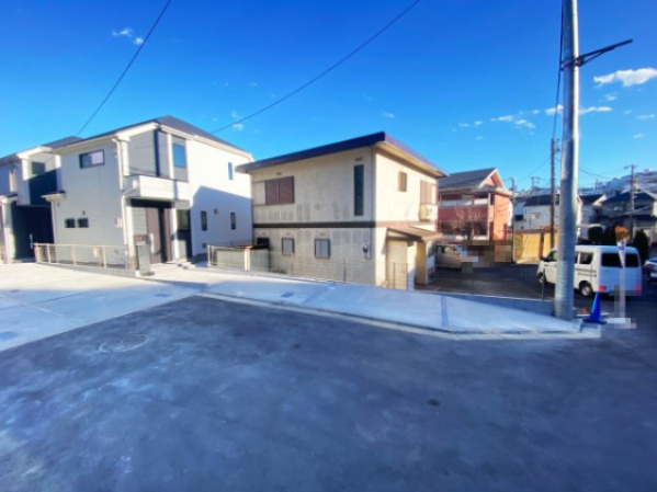 『八王子市新築戸建て』八王子市上柚木2261-2【仲介手数料無料】　１期の前面道路含む現地写真|～仲介手数料無料☆八王子ひなた不動産～　八王子市上柚木　新築戸建て