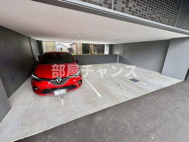 プレサンス太閤通駅前デュプルの駐車場