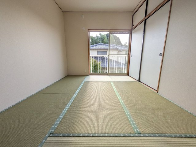 【和室】 | 宗像市城西ヶ丘５丁目　戸建て | 大きな窓から明かりがたっぷり入る2階の和室。押し入れもあるのでスッキリと使えます