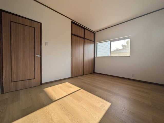 【洋室】 | 宗像市城西ヶ丘５丁目　戸建て | 洋室はどちらも2面窓から室内に多く光を取り入れております。景色も広く見えるので開放感があります