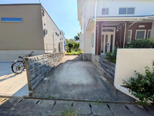 【駐車場】 | 宗像市城西ヶ丘５丁目　戸建て | 駐車場は縦列で2台分停められるスペースがあります