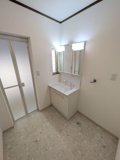 【独立洗面台】 | 宗像市城西ヶ丘５丁目　戸建て | 三面鏡裏収納付きの洗面台で、散らかりがちな洗面回りもすっきりと片付きます