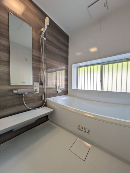 【浴室】 | 宗像市城西ヶ丘５丁目　戸建て | 戸建てならではのゆったりしたバスルーム。大きな窓があるのでカビしらずで清潔な状態をキープしやすいです
