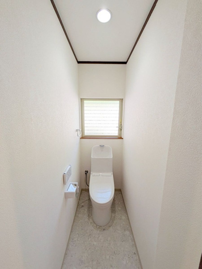 【トイレ】 | 宗像市城西ヶ丘５丁目　戸建て | 冬は便座も温水も温かく快適なシャワー付トイレ。各階にトイレがあるので大家族や来客時でも安心です