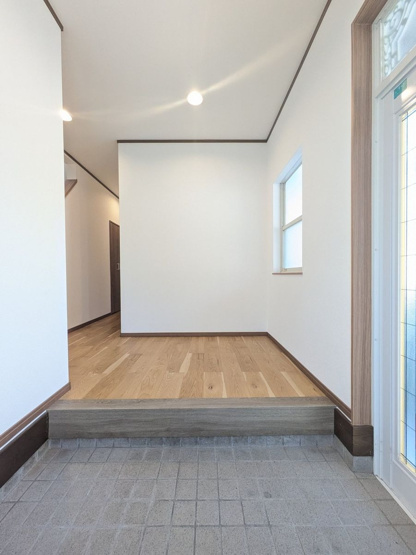 【玄関】 | 宗像市城西ヶ丘５丁目　戸建て | 広い玄関スペースはご家族が多いご家庭にもおすすめです。大きなシューズボックスを置いてもゆとりの広さ