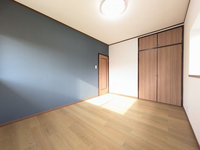 【洋室】 | 宗像市城西ヶ丘５丁目　戸建て | 洋室は落ち着いた色味のアクセントクロスを使用して大人っぽい雰囲気に仕上がりました