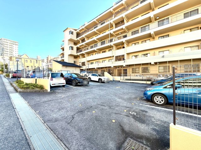 ロイヤルコンフォート日進の駐車場