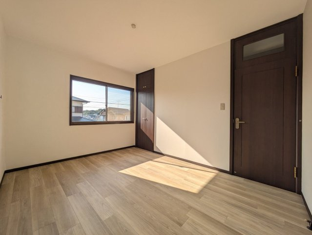 【洋室】 | 宗像市城西ヶ丘６丁目　戸建て | 6帖の洋室。収納スペースも設けられているため、居住スペースは広くお使いいただけます