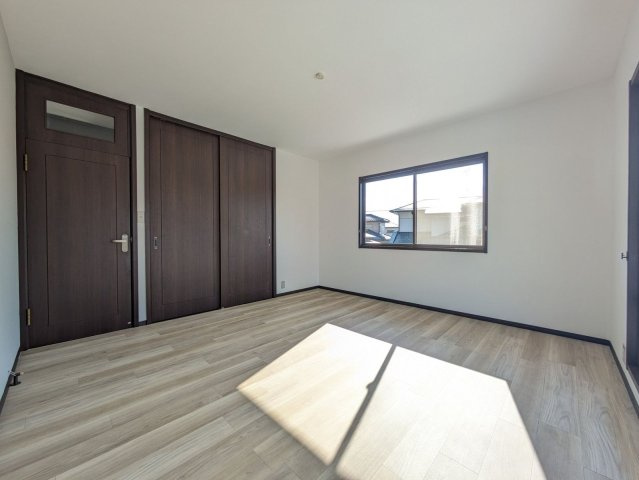 【洋室】 | 宗像市城西ヶ丘６丁目　戸建て | 8帖の洋室。大容量のクローゼットに、ルーフバルコニー付きで開放感のあるお部屋です