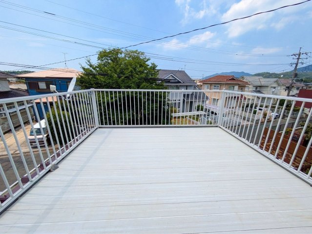 【バルコニー】 | 宗像市城西ヶ丘６丁目　戸建て | 陽当りの良いルーフバルコニーはお洗濯物干しはもちろん、夕涼みも楽しめる充分な広さがあります