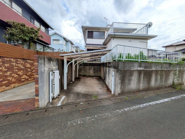 【駐車場】 | 宗像市城西ヶ丘６丁目　戸建て | お庭横に増設した駐車場とこちらのガレージで、合計3台分の駐車スペースがあります