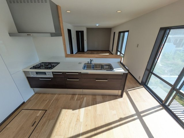 【キッチン】 | 宗像市城西ヶ丘６丁目　戸建て | 大きな窓があるので手元が明るく換気もしやすいです