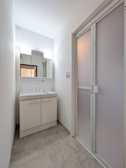 【独立洗面台】 | 宗像市城西ヶ丘６丁目　戸建て | 三面鏡裏収納付きの洗面台で、散らかりがちな洗面回りもすっきりと片付きます