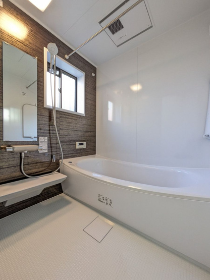 【浴室】 | 宗像市城西ヶ丘６丁目　戸建て | 雨の日でも洗濯に困らない浴室乾燥機、いつでも暖かいお風呂に入れる追い焚き機能+窓の機能的な浴室です