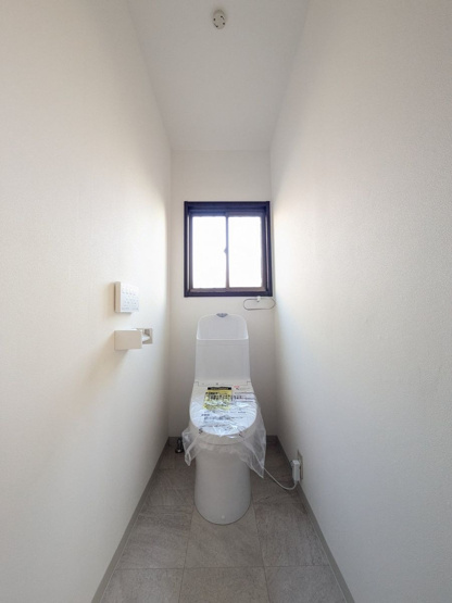 【トイレ】 | 宗像市城西ヶ丘６丁目　戸建て | いつも綺麗に清潔に！ウォッシュレット付きトイレです。窓も付いてるので空気の入れ替えも楽にできます