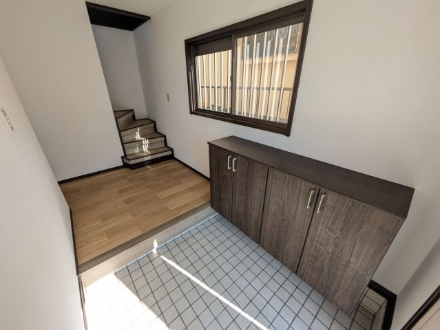 【玄関】 | 宗像市城西ヶ丘６丁目　戸建て | 収納力に優れた玄関でいつでも片付いた状態でお客様を迎えられます