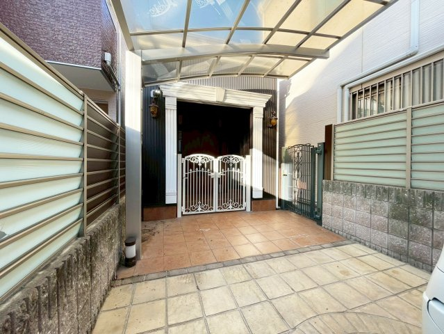 加島1戸建の駐車場|車をお持ちの方に嬉しい駐車場付きの物件です