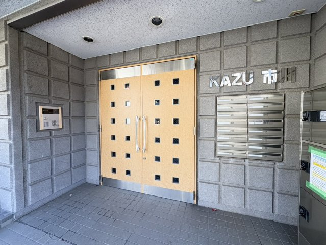 KAZU市川のエントランス