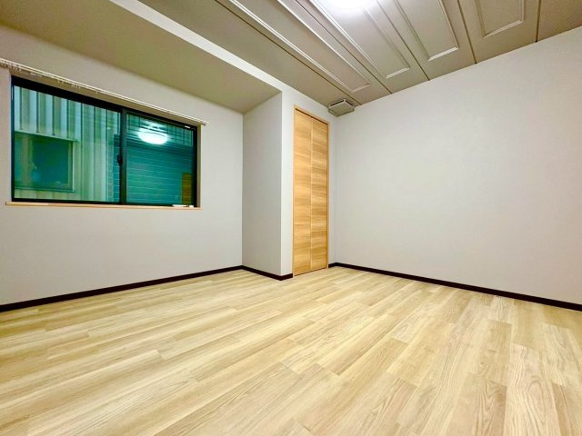 現地写真(洋室）
フローリングは暖かみのある色合いで仕上げております♪