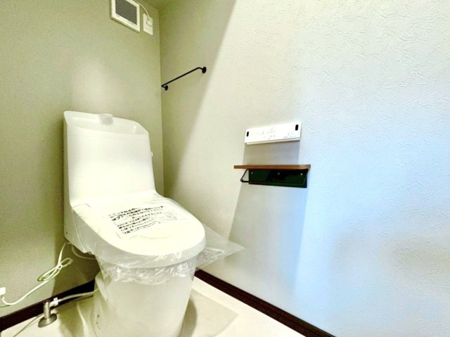 現地写真(トイレ)
高機能ウォシュレット付きトイレ♪