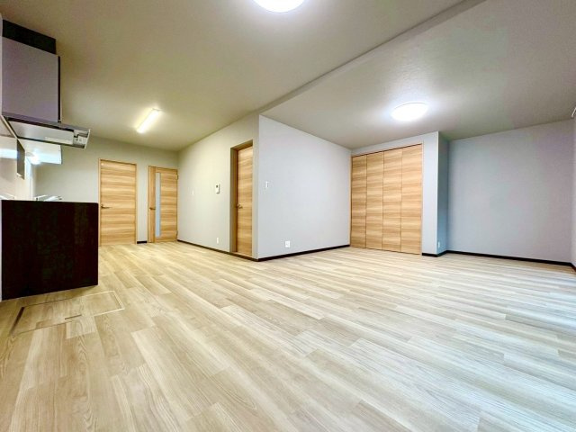 現地写真(リビング）
オンリーワンの素敵なリビング！！
解放感あるリビングでご家族とまったり♪