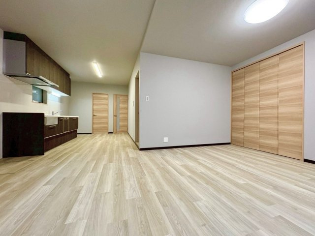 現地写真(リビング）
オンリーワンの素敵なリビング！！
解放感あるリビングでご家族とまったり♪