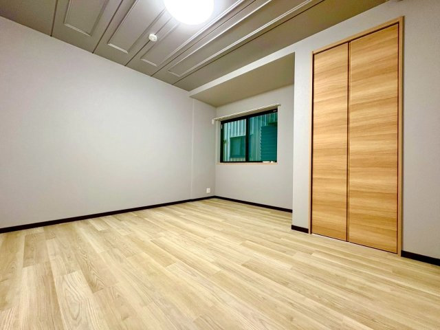 現地写真(洋室）
フローリングは暖かみのある色合いで仕上げております♪