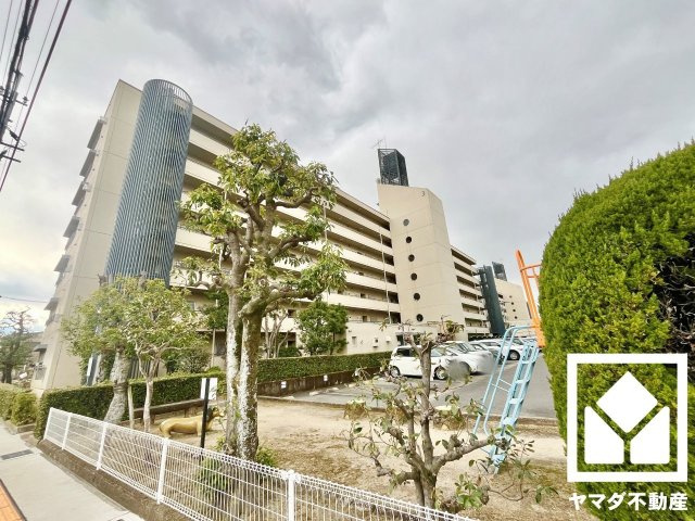 ユニ宇治マンション3号館の外観